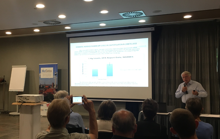 Prof. Boyd Haley während seines Vortrages zum Thema Sicherheit und Wirksamkeit neuer Chelatsubstanzen.